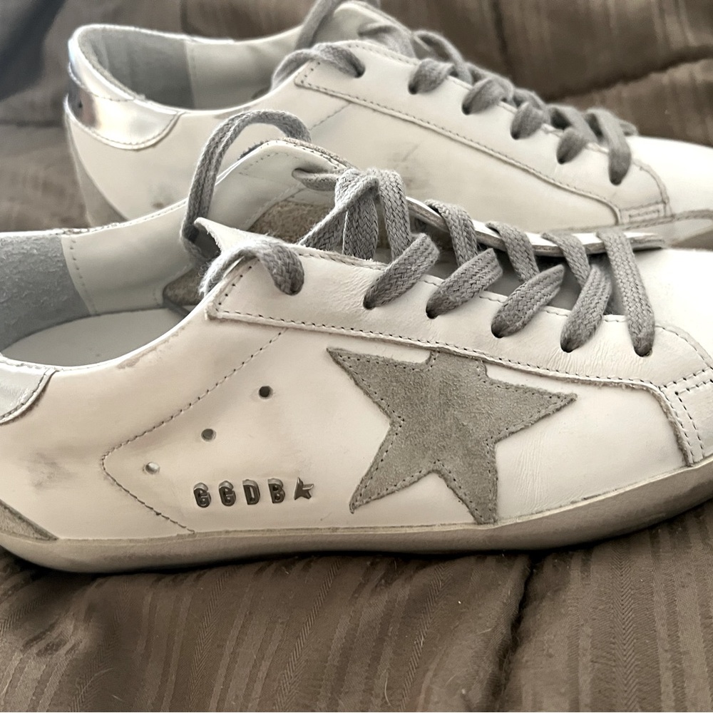 LN Golden Goose Superstar tennis shoes in women’s size 37 or 7.
